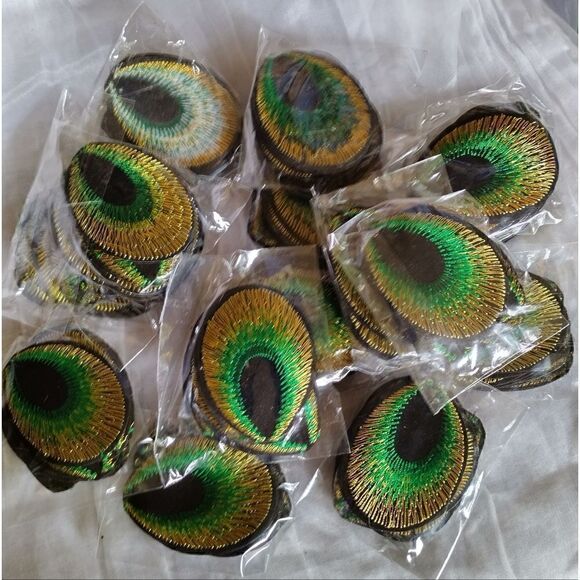 APPLIQUE/PATCHES 10 PC PEACOCK FEATHER  EMBROIDERED IRON -ON  1.97" X 1.57 - Picture 1 of 4
